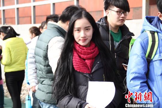 俊男美女扎堆“艺考独木桥” 八千人抢58个招生计划 第 2 张