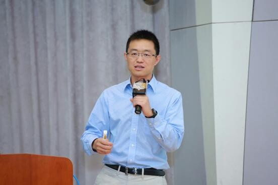 AI当“书童” 机器人让在线教育更智能